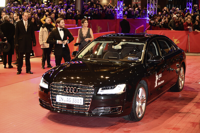 Elektryzujący przejazd: bezemisyjne Audi wprowadza gwiazdy w światła reflektorów