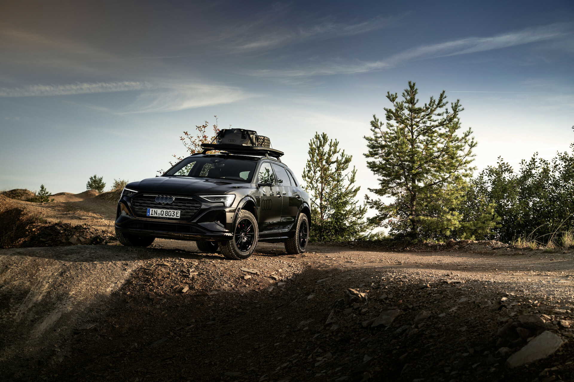 Pewne siebie zarówno w terenie, jak i na asfalcie: Audi Q8 e-tron edition Dakar